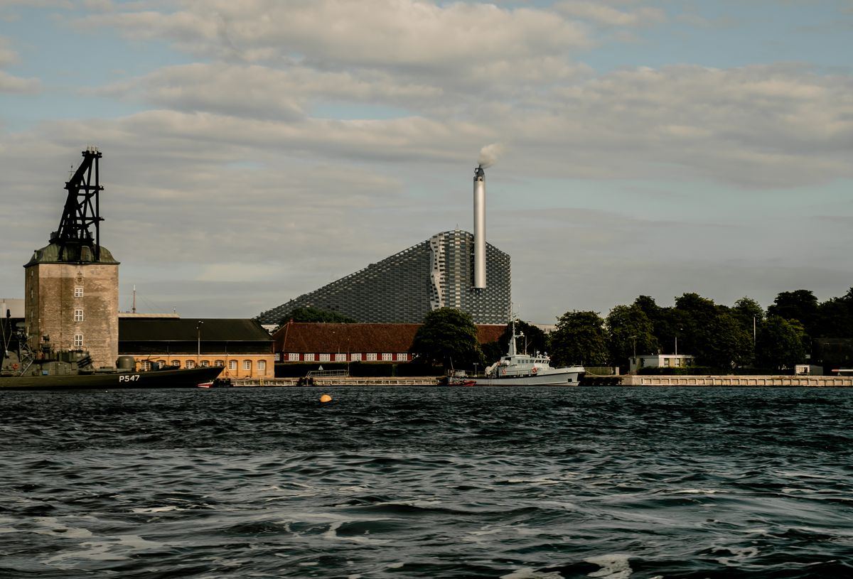 Usine de valorisation énergétique des déchets en bord de port